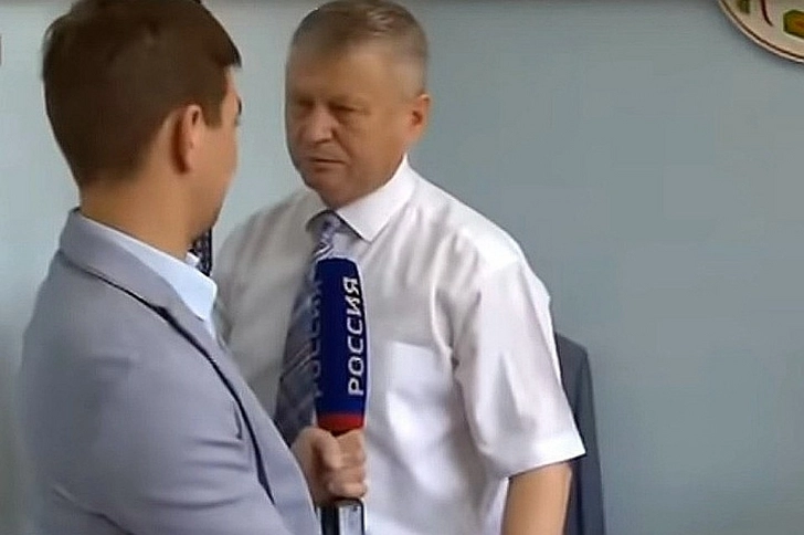 Чиновник из Хакасии напал на корреспондента «России 24» во время интервью - ВИДЕО