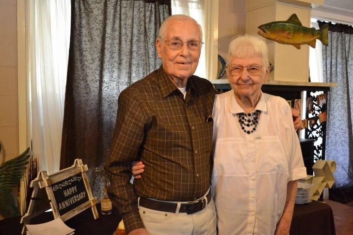 Супруги прожили вместе 62 года и умерли с разницей в 1,5 часа, взявшись за руки – ФОТО