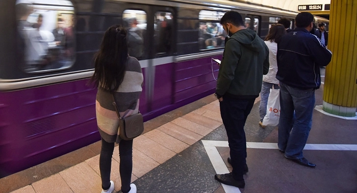 Женщина бросилась под поезд в бакинском метро