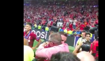 Капитан «Ливерпуля» разрыдался на плече победившего рак отца после финала ЛЧ