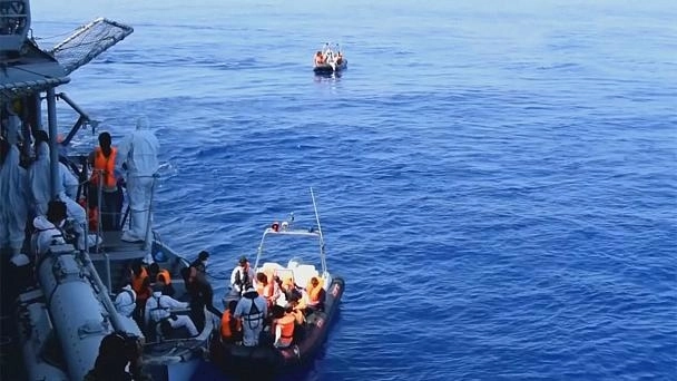 У берегов Италии спасли 100 иммигрантов