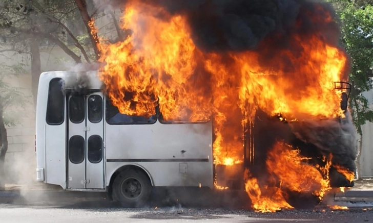 В Сумгайыте загорелся автобус