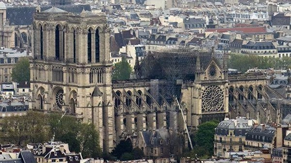 Парижанам посоветовали проверить кровь из-за пожара в Нотр-Даме