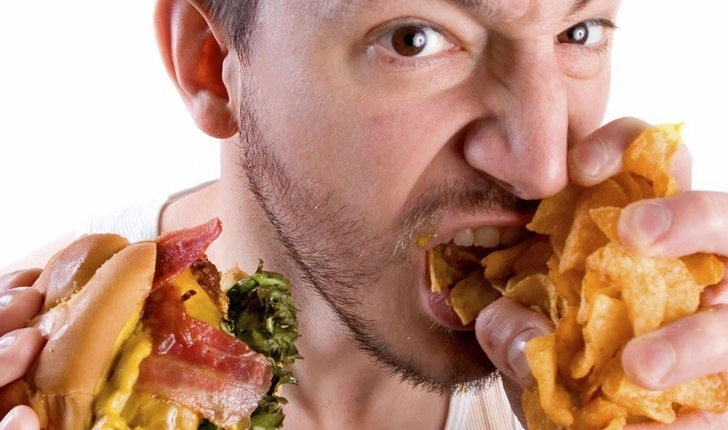 Ученые выяснили, почему жирная пища заставляет нас переедать