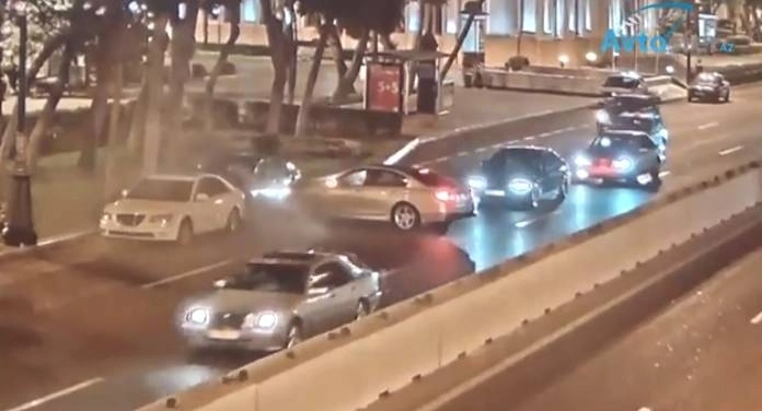 В Баку заснувший за рулем пьяный водитель устроил ДТП - ВИДЕО