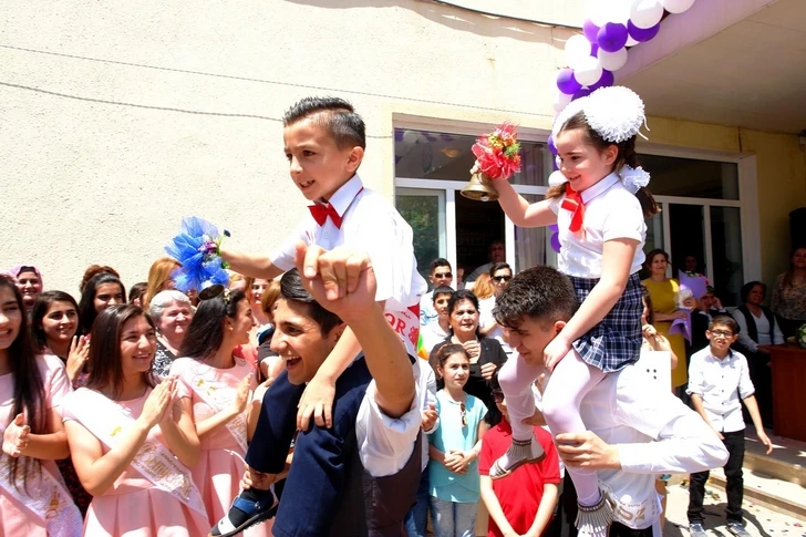 Сегодня в азербайджанских школах прозвенит «последний звонок»