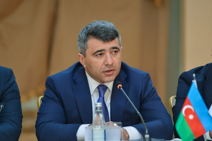 Азербайджанский министр поднялся в кабину комбайна - ФОТО