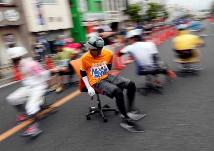 В Японии прошли гонки на офисных стульях - ВИДЕО