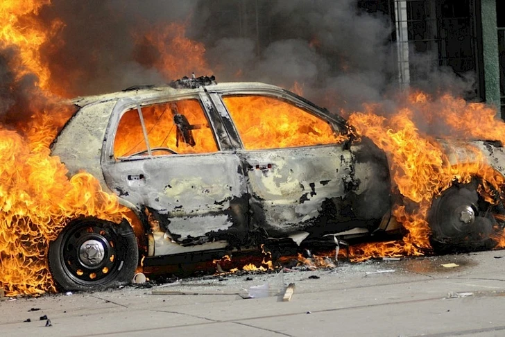 В Баку сгорел легковой автомобиль, возникла пробка