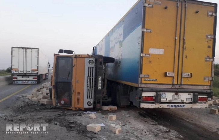 В Кюрдамире «Камаз» врезался в грузовой автомобиль и перевернулся - ФОТО