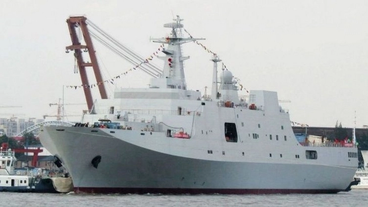 Китай спустил на воду крупный десантный корабль