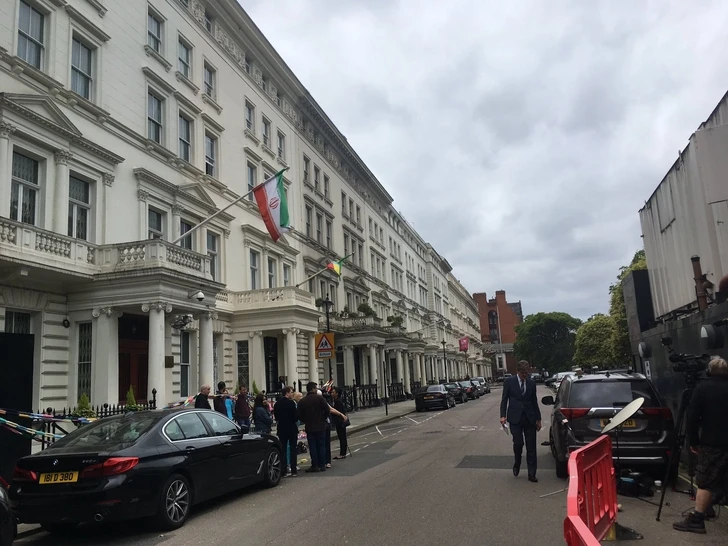 Демонстранты блокировали посольство Ирана в Лондоне - ФОТО