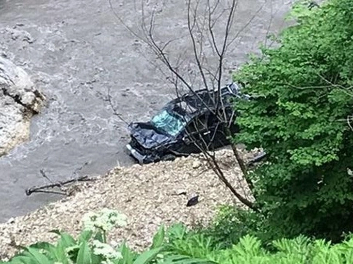Автомобиль туриста упал в реку - ВИДЕО