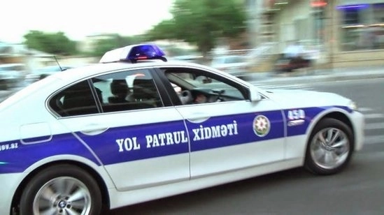 В Баку сотрудник дорожной полиции нарушил правила движения - ФОТО