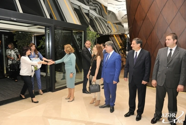 Спикер парламента Болгарии прибыла в Азербайджан