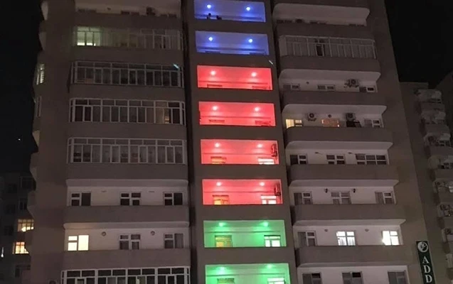 В Ясамале здание «окрасили» в цвета национального флага - ФОТО