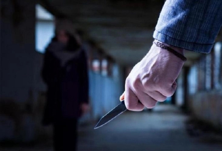 В Баку муж ударил жену ножом