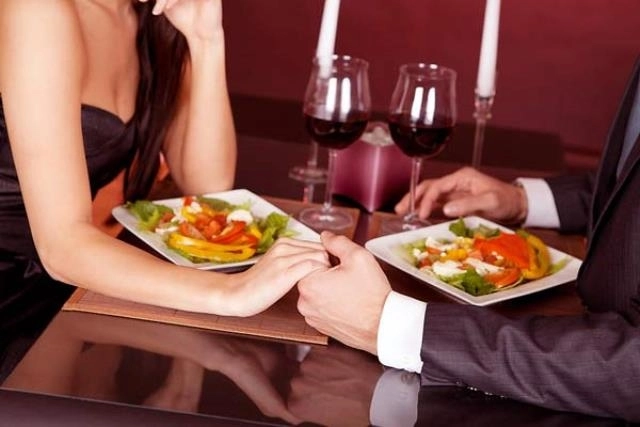 Треть женщин идет на свидания ради бесплатного ужина, заявляют ученые