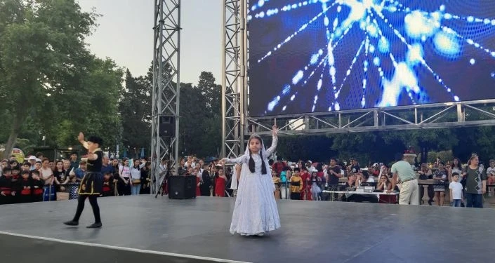 Танцоры из разных стран собрались на бакинском бульваре - ФОТО