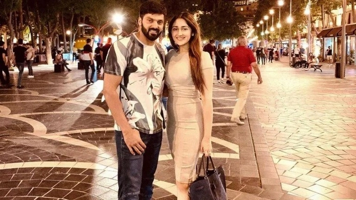 Индийские кинозвезды Арья и Сайеша отдыхают в Баку - ФОТО