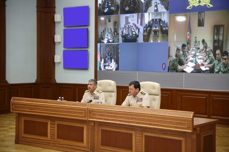 Министр обороны Азербайджана провел служебное совещание в преддверии Дня Вооруженных Сил