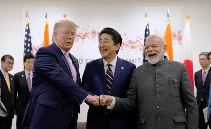Трамп протянул кулак премьерам Японии и Индии на G20