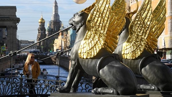 В Петербурге повредили открывшийся после реставрации Банковский мост