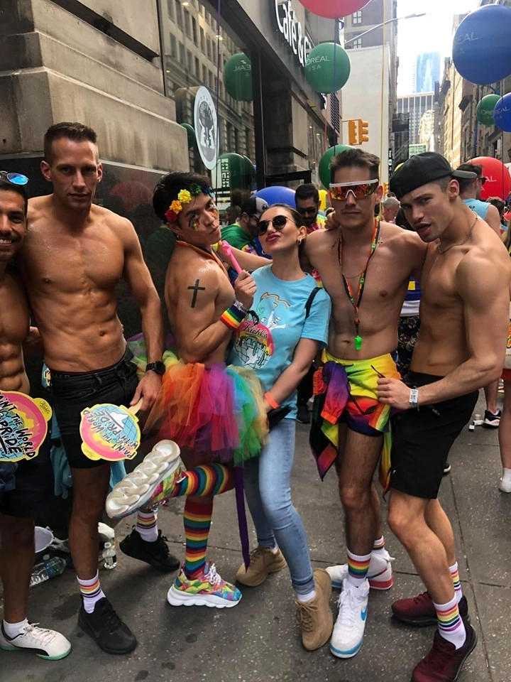 Азербайджанская экс-ведущая приняла участие в гей-параде - ФОТО