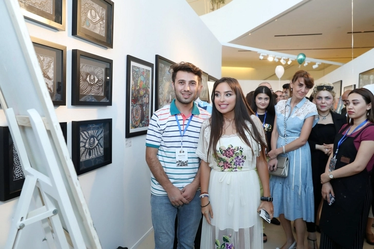 Лейла Алиева встретилась на выставке «Live Life» с проходящими летнюю практику студентами – ФОТО
