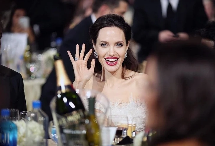 Источник  рассказал, почему Анджелина Джоли никого к себе не подпускает после развода