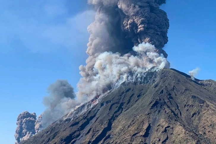 В Италии началось сильное извержение вулкана - ФОТО/ВИДЕО