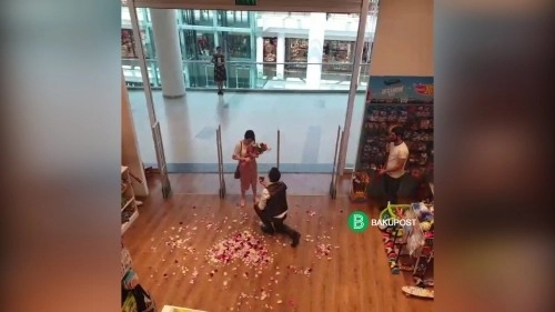 В «Gənclik Mall» молодой человек сделал предложение девушке - ВИДЕО