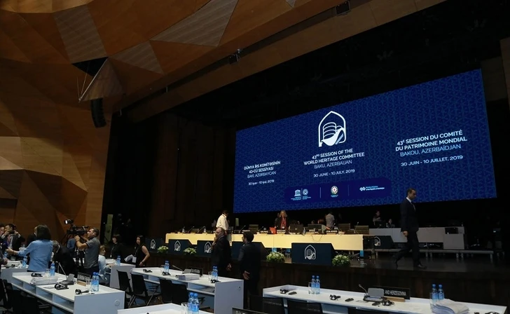 На заседаниях сессии ЮНЕСКО в Баку продолжаются интересные обсуждения
