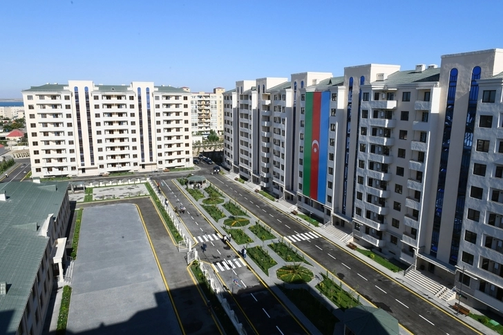 Ильхам Алиев и Мехрибан Алиева приняли участие в открытии жилого комплекса для вынужденных переселенцев