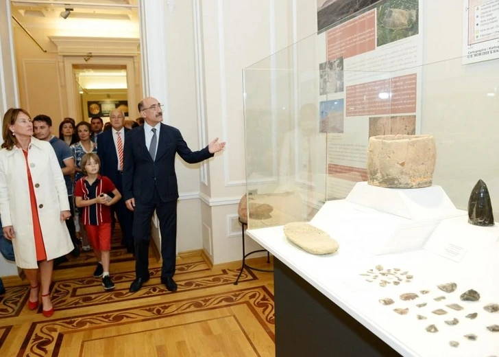 Археологи Азербайджана и Франции представили редкие артефакты мировой значимости - ФОТО