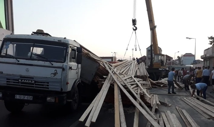 Опрокинувшийся грузовик парализовал движение в Баку – ФОТО