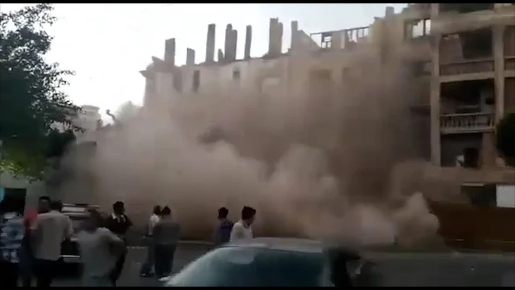 В Баку обрушиласть стена демонтируемого общежития - ВИДЕО