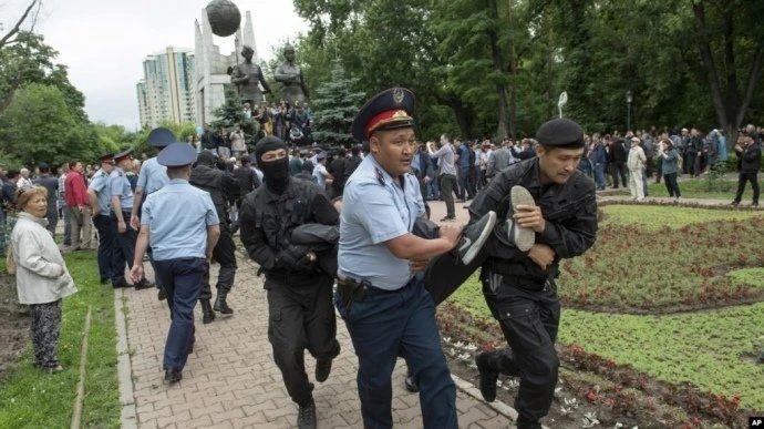 В Казахстане начались задержания участников несанкционированных митингов