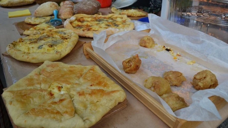 Азербайджанский предприниматель торгует в Питере пирожками с червями? – ФОТО
