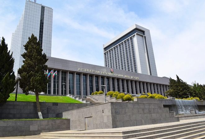 Парламент Азербайджана одобрил создание коммерческих судов