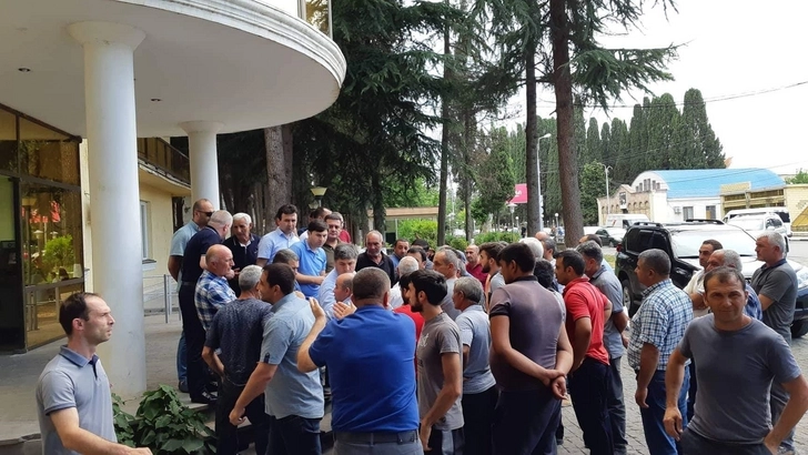 В Грузии азербайджанцы провели акцию протеста перед зданием муниципалитета