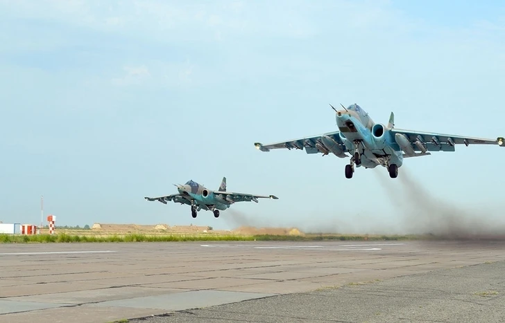 Штурмовики Су-25 провели летные тренировки с боевой стрельбой - ВИДЕО