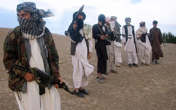 В Афганистане не менее четырех человек погибли при нападении боевиков на отель
