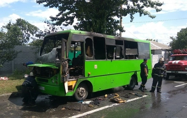 В Харькове загорелся автобус с пассажирами