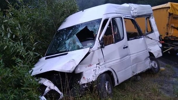 В Шеки потерпел аварию микроавтобус с туристами – ОБНОВЛЕНО