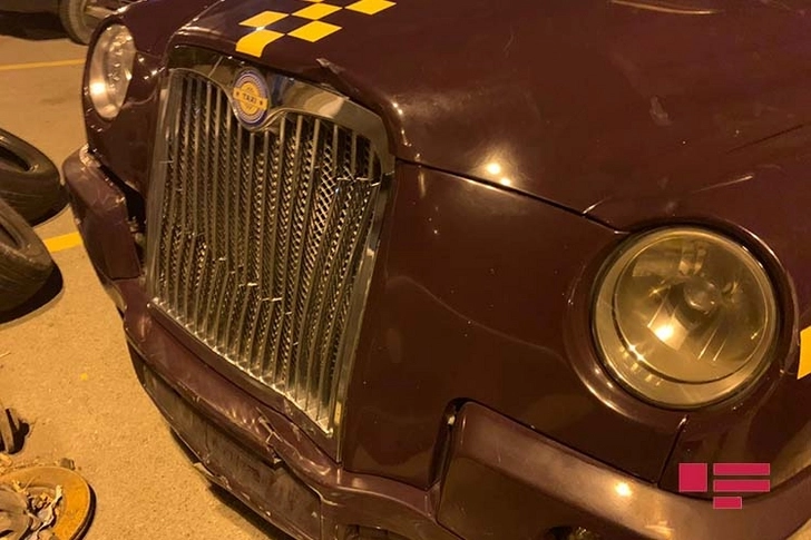В Баку мопед врезался в «лондонское такси»: Есть пострадавшие – ФОТО