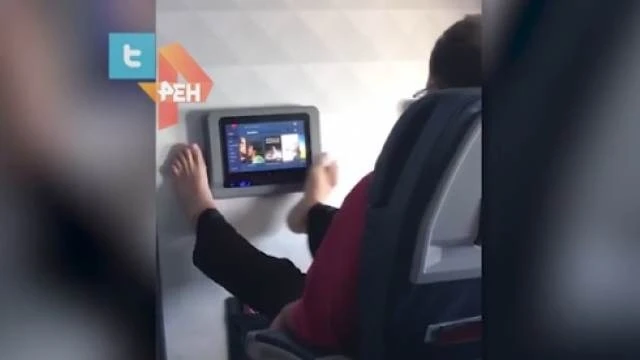 Босоногий пассажир самолета возмутил пользователей соцсетей – ФОТО