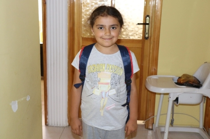 Восьмилетняя азербайджанка, проживающая в Турции, не может посещать школу из-за финансовых проблем - ВИДЕО