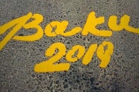 На дорогах Баку вступил в силу запрет на движение по желтым полосам