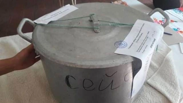 В Украине во время выборов использовали кастрюлю вместо сейфа